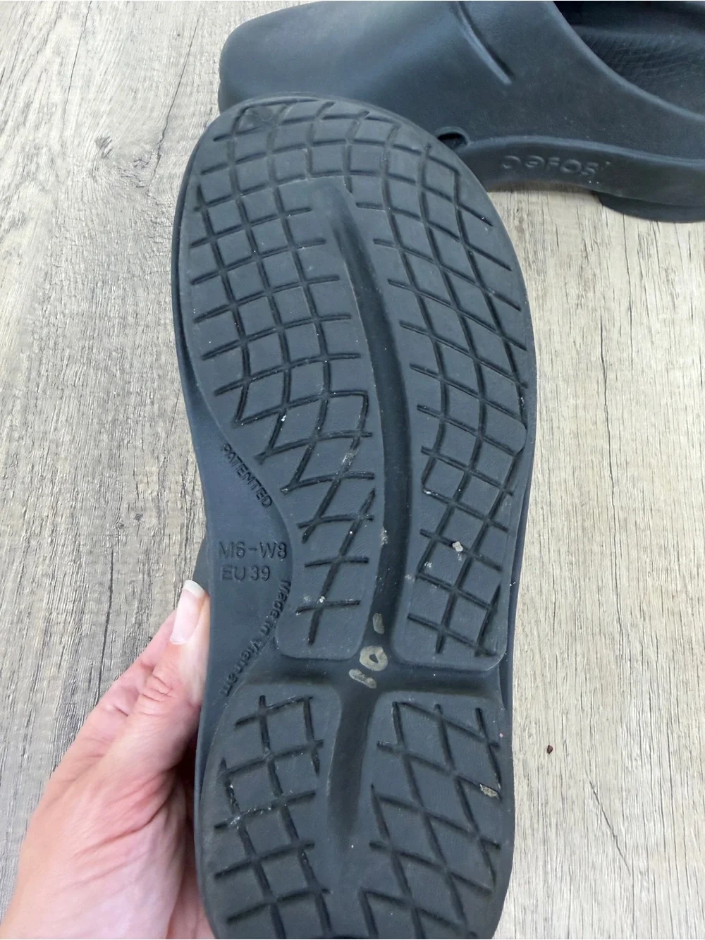 OOFOS Men's Black Slip-On Clogs